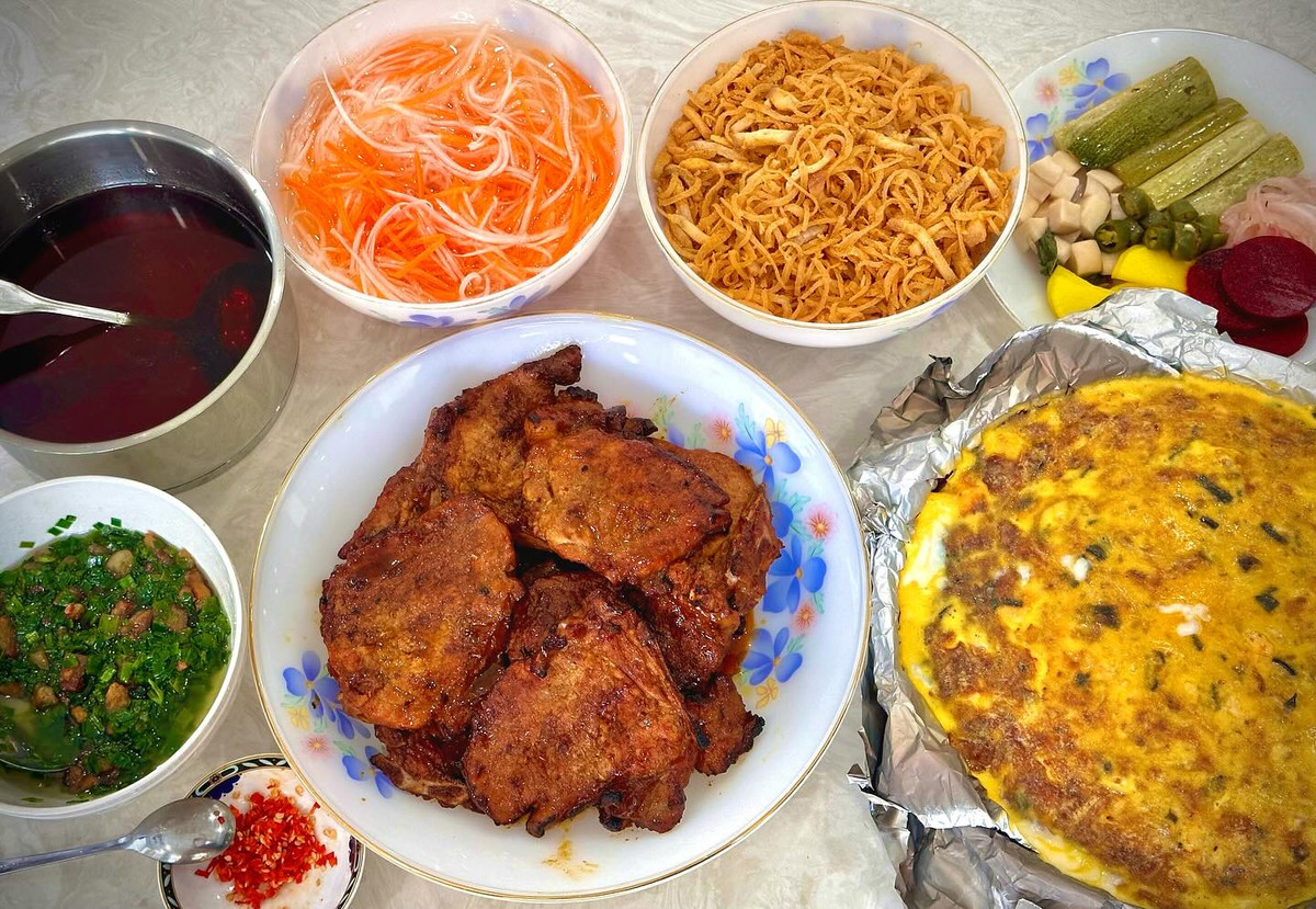 Món tủ của Diễm My là cơm tấm sườn bì chả - một món ăn rất đỗi Sài Gòn. Với món ăn do mình tự đặt tên là "Cơm tấm bà My", nữ diễn viên khoe thành phẩm là sườn cốt lết, bì thính, chả trứng nướng chín vàng với thành phần gồm có trứng gà, thịt xay, miến, mộc nhĩ, hành tím và gia vị. Món cơm tấm sử dụng hạt cơm tơi và để ráo nước, khi nấu không bị vón cục mà vẫn mềm mịn. Nước mắm cùng với mỡ hành beo béo cũng là thành phần không thể thiếu. Ngoài ra, Diễm My cũng chuẩn bị đồ chua khá đa dạng để ăn kèm.