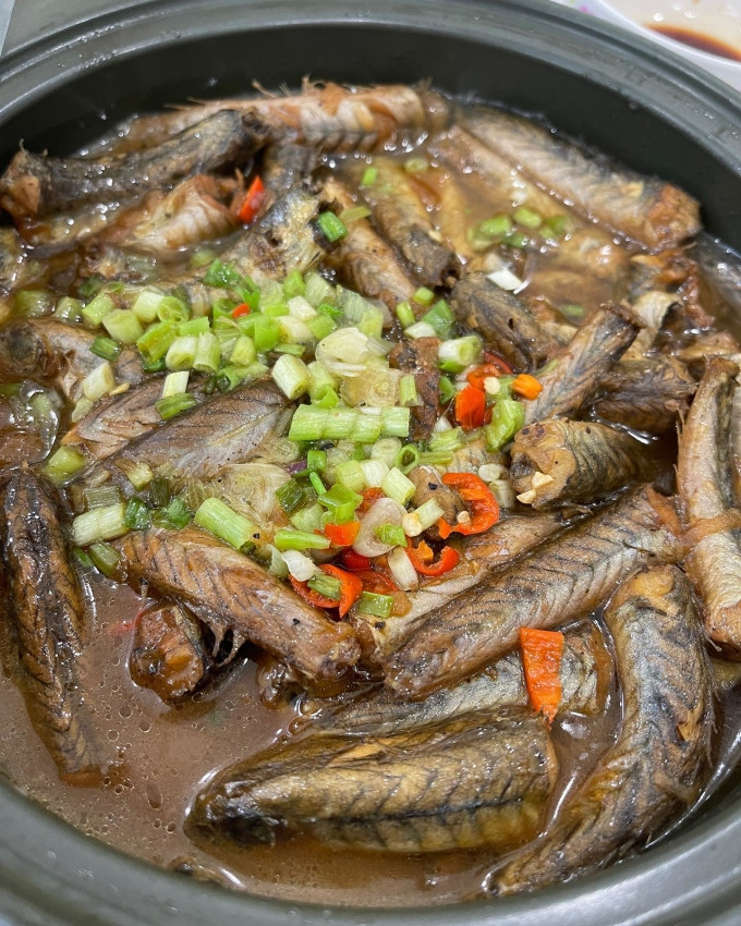 Cá kèo kho - món đặc sản miền Tây - trông vô cùng hấp dẫn qua bàn tay chế biến của mỹ nhân 9X.