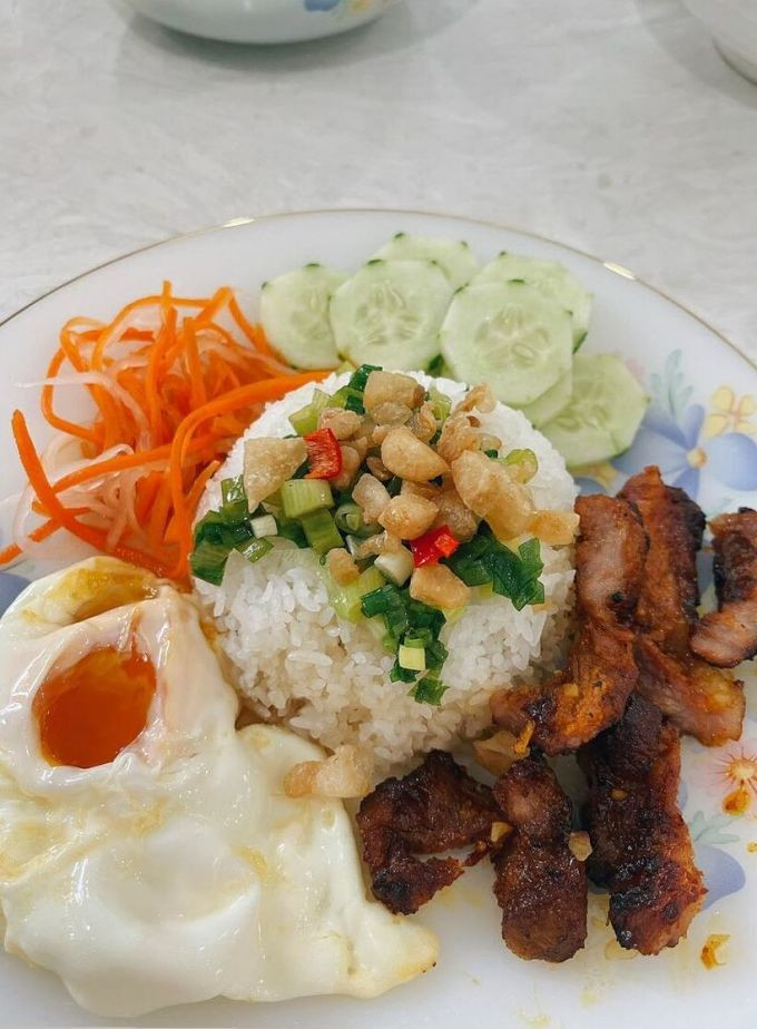 So với món cơm tấm Sài Gòn trước đây do mình làm, nữ diễn viên 9X đã có biến tấu phong phú.