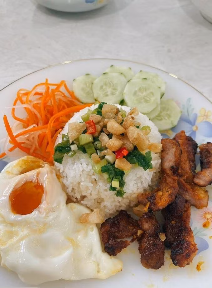 So với món cơm tấm Sài Gòn trước đây do mình làm, nữ diễn viên 9X đã có biến tấu phong phú.