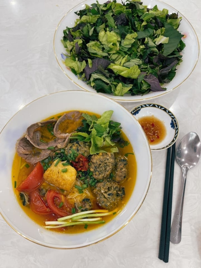 Món bún ốc ngon như nhà hàng được mỹ nhân sinh năm 1990 thực hiện sau nhiều lần từng ra Hà Nội và phải lòng món ngon nức tiếng thủ đô.