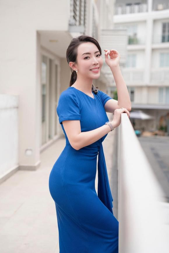 "Biết anh thích màu trời nên em chọn màu áo xanh", diễn viên hài Thu Trang "quăng thính".