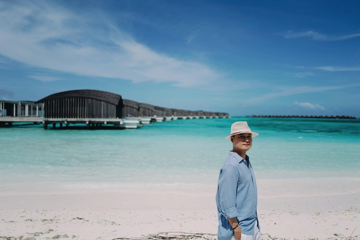 Ca sĩ Quang Vinh chụp ảnh khi đi du lịch ở Maldives.