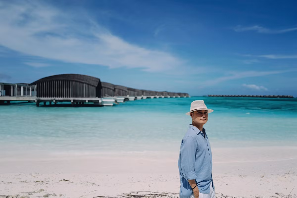 Ca sĩ Quang Vinh chụp ảnh khi đi du lịch ở Maldives.