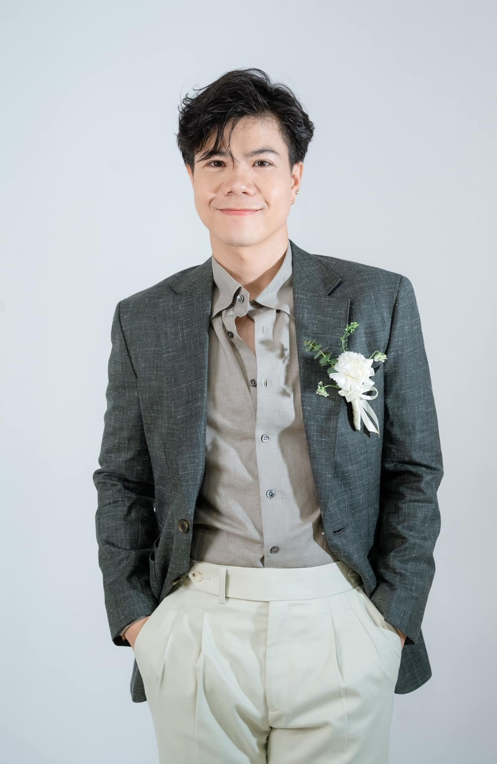 Ca sĩ Đinh Mạnh Ninh mặc vest cài hoa. Nhiều người khen chú rể đẹp trai.