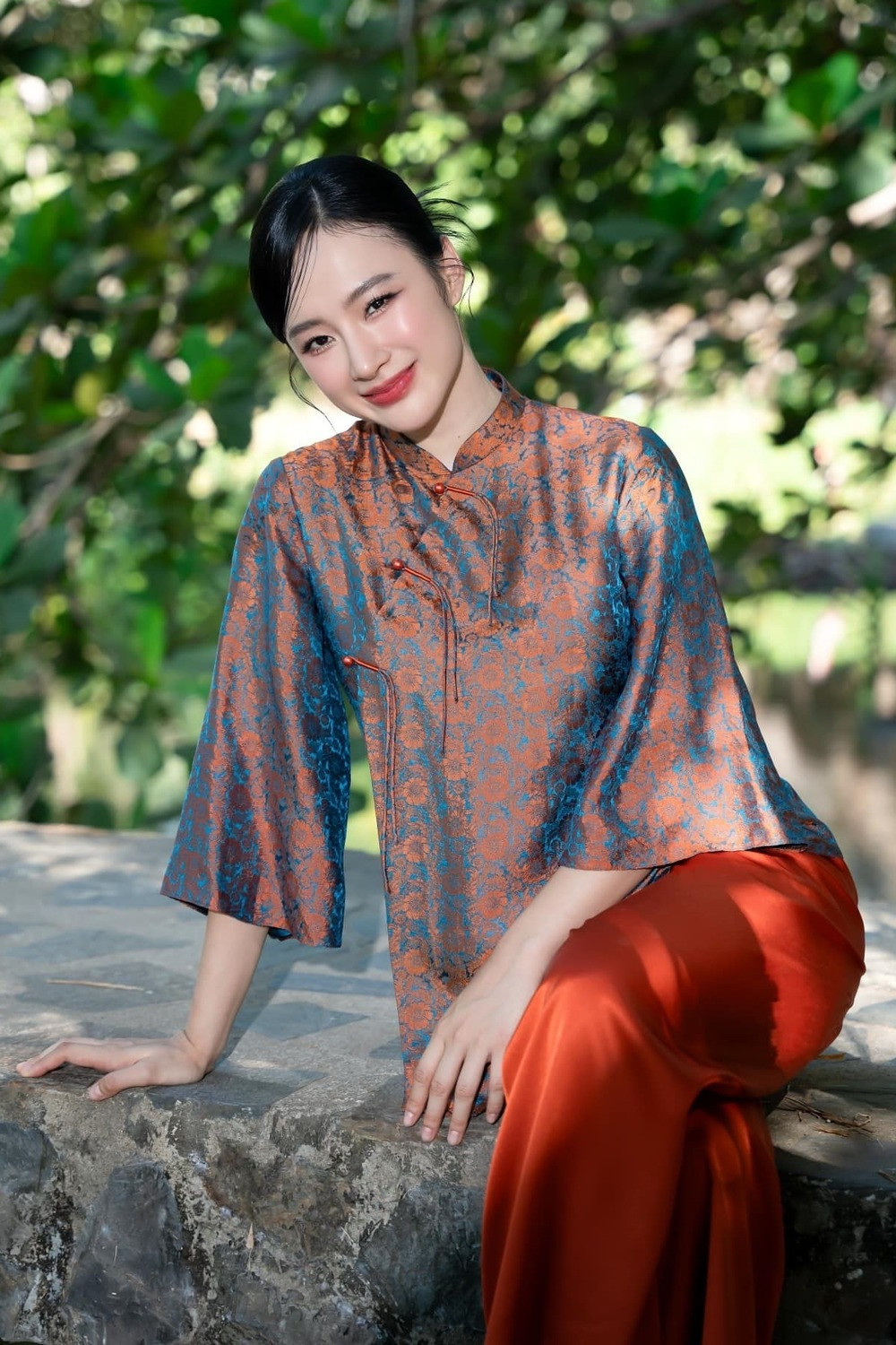 Diễn viên Angela Phương Trinh được khen rạng rỡ sau thời gian rút khỏi showbiz.