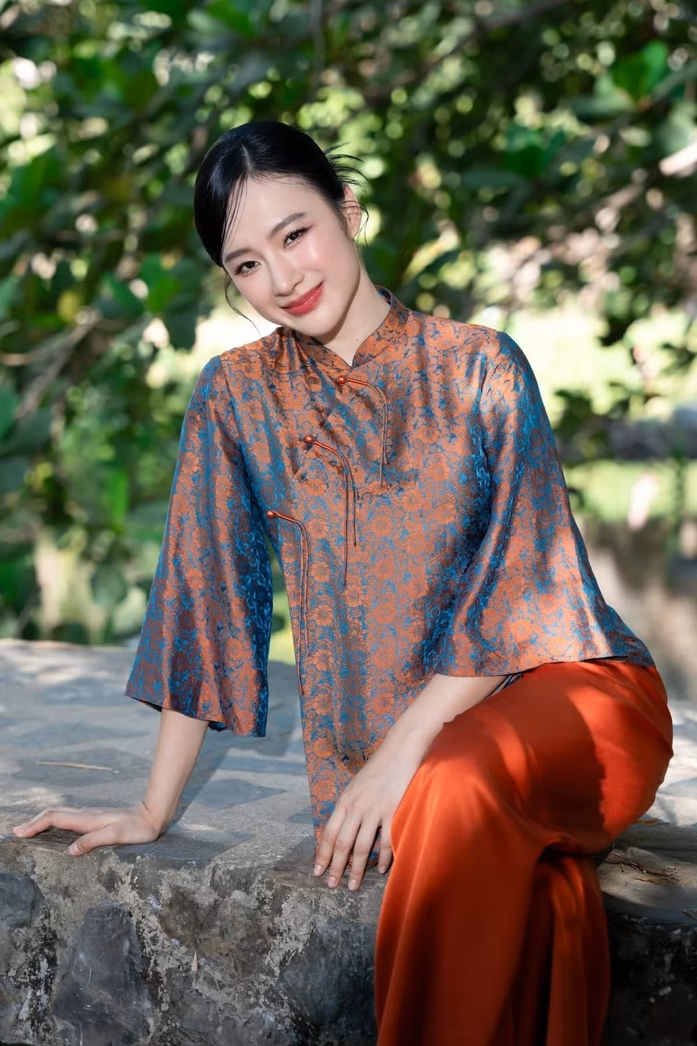 Diễn viên Angela Phương Trinh được khen rạng rỡ sau thời gian rút khỏi showbiz.