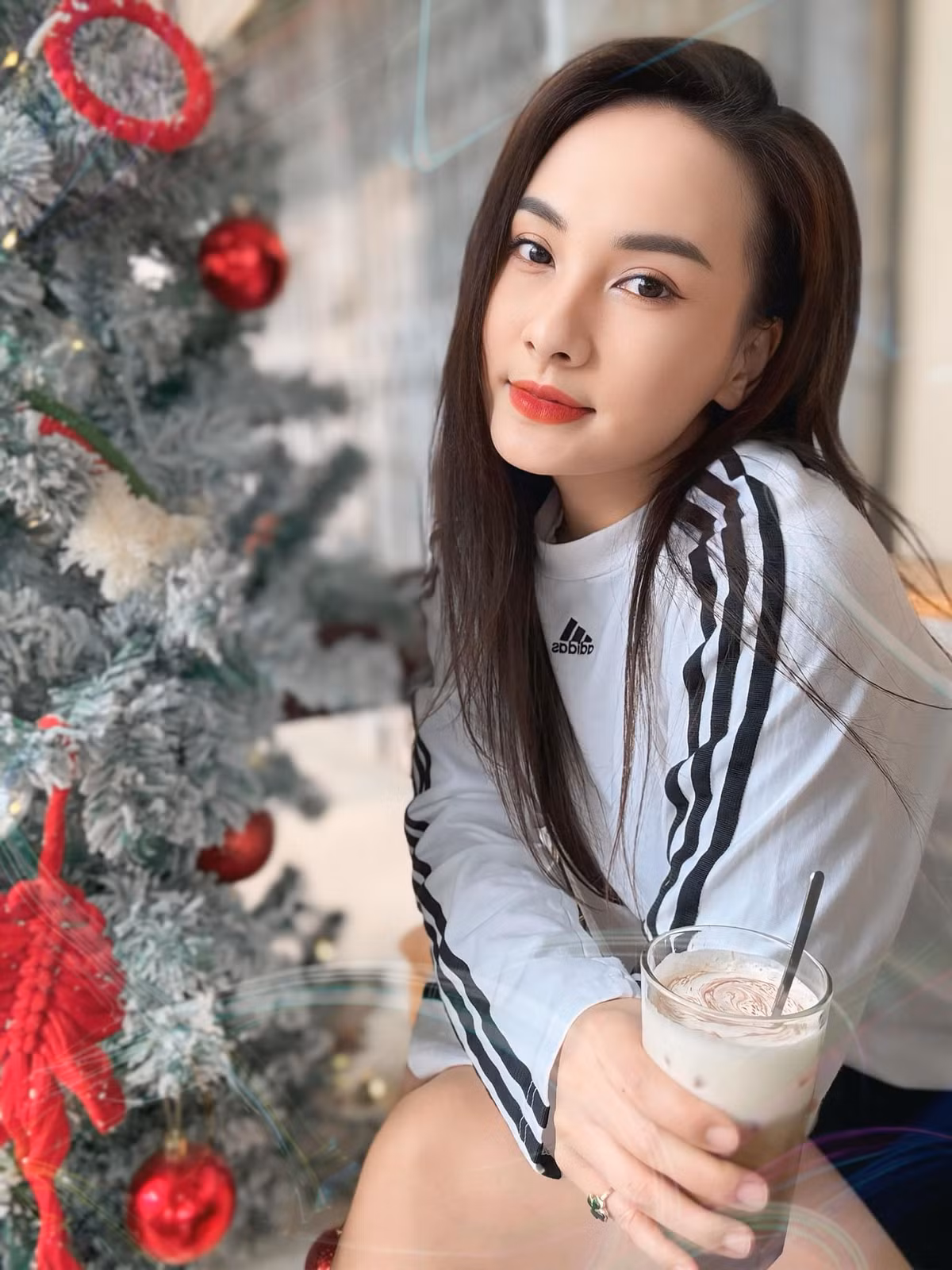 Không chỉ sở hữu tài năng diễn xuất, cô còn gây ấn tượng bởi vẻ ngoài trẻ trung, xinh đẹp. Ảnh: FB Bảo Thanh