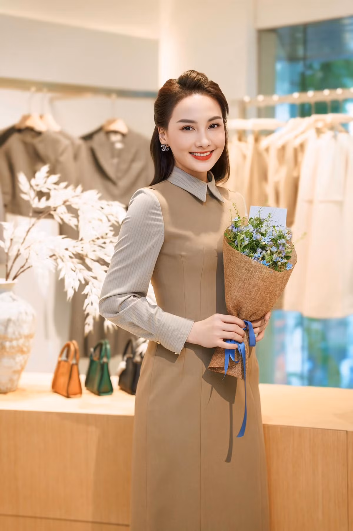 Chế độ ăn uống lành mạnh, nhiều rau xanh, trái cây và uống đủ nước là những yếu tố quan trọng giúp làn da của cô luôn được cung cấp đủ độ ẩm. Ảnh: FB Bảo Thanh