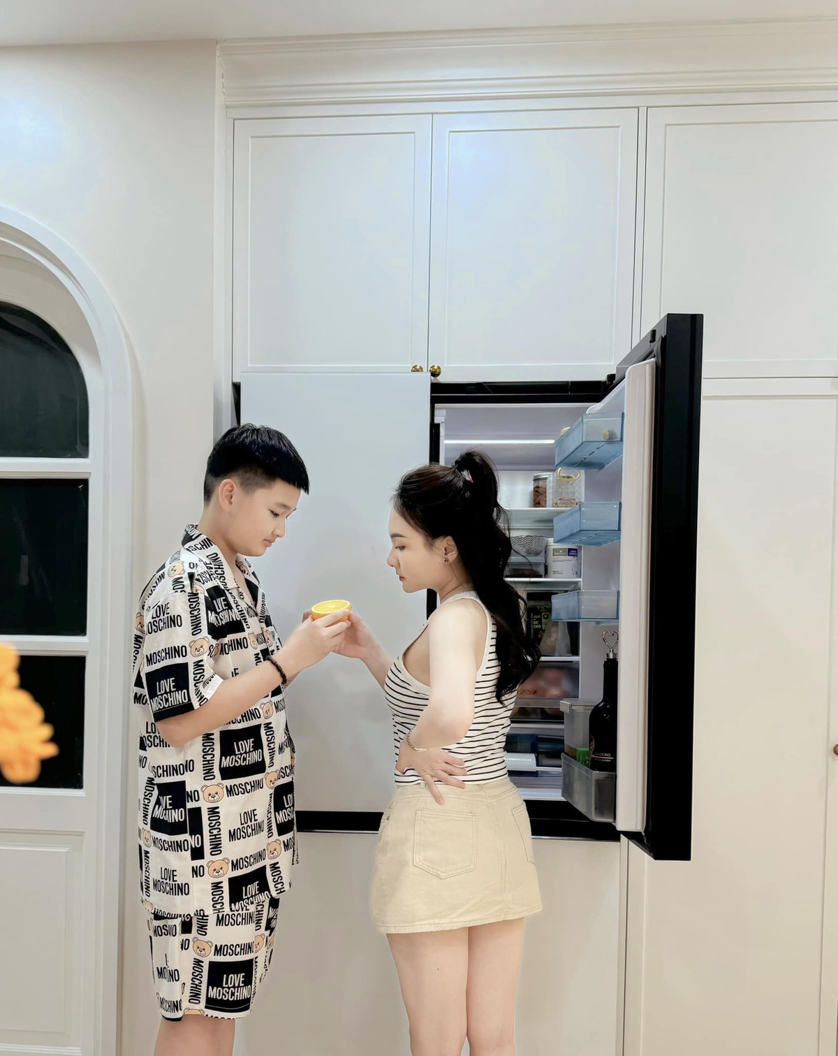 Diễn viên Bảo Thanh đăng ảnh con trai lớp 8 cao lớn hơn mẹ. Ảnh: FB Bảo Thanh