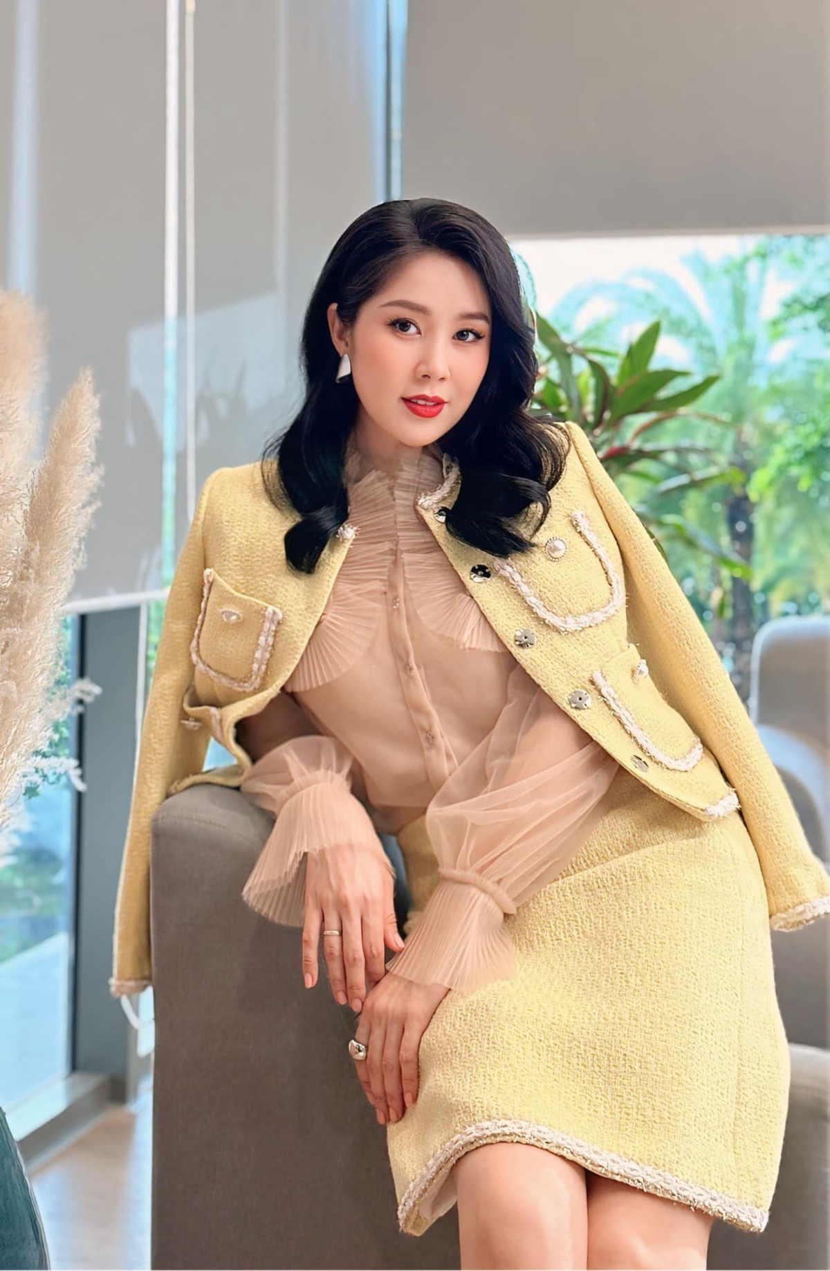 "Đôi mắt thì nhìn ai cũng được. Nhưng không phải nhìn ai cũng thế!", Lê Phương đầy hàm ý. Ảnh: FB Lê Phương