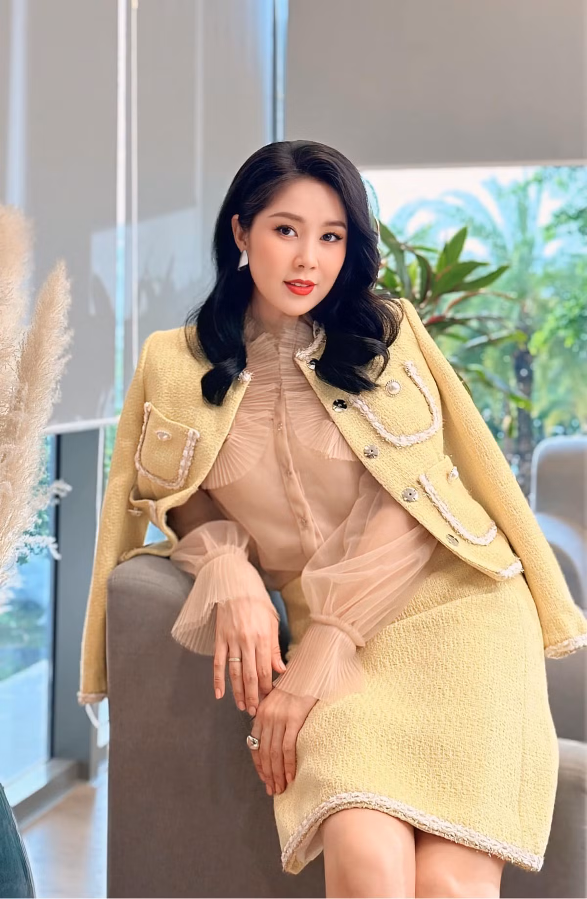 "Đôi mắt thì nhìn ai cũng được. Nhưng không phải nhìn ai cũng thế!", Lê Phương đầy hàm ý. Ảnh: FB Lê Phương