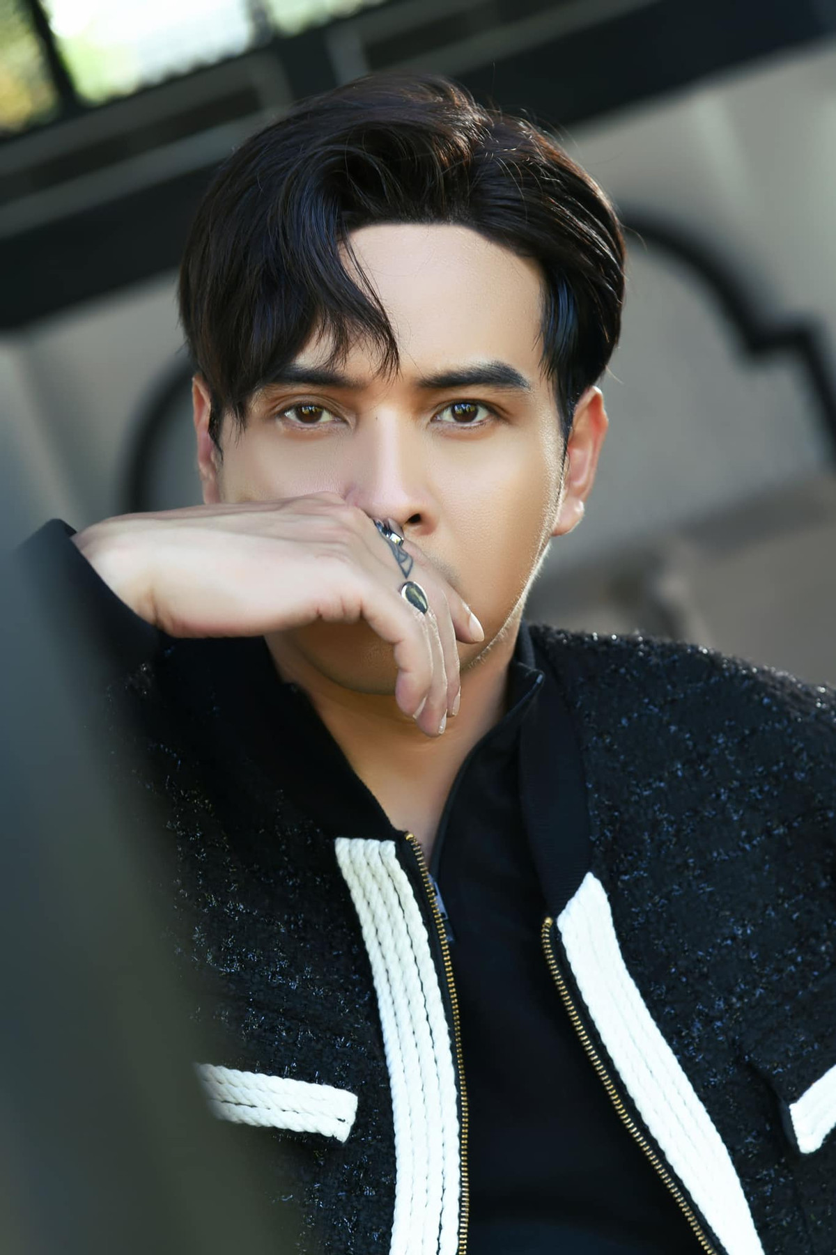 Hồ Quang Hiếu đau đầu không biết viết caption là gì. Ảnh: FB Hồ Quang Hiếu