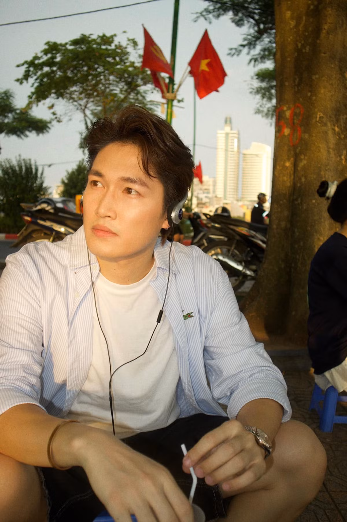 Diễn viên Đình Tú khoe vẻ điển trai trong nắng chiều Hà Nội. Ảnh: FB Nguyễn Đình Tú