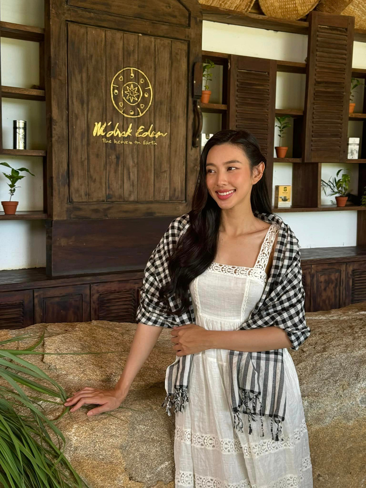 Hoa hậu Thùy Tiên công tác ở Đắk Lắk, cô không quên ghi lại khoảnh khắc dịu dàng. Ảnh: FB Nguyễn Thúc Thùy Tiên