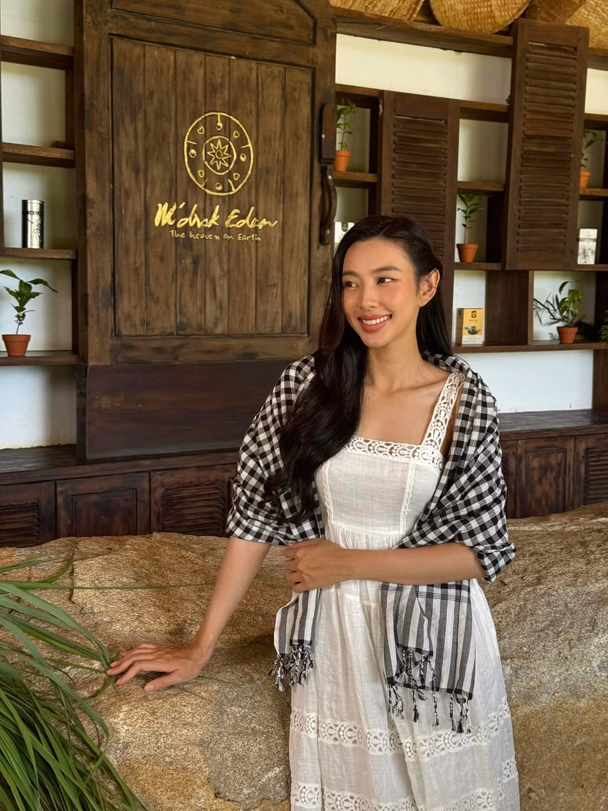 Hoa hậu Thùy Tiên công tác ở Đắk Lắk, cô không quên ghi lại khoảnh khắc dịu dàng. Ảnh: FB Nguyễn Thúc Thùy Tiên