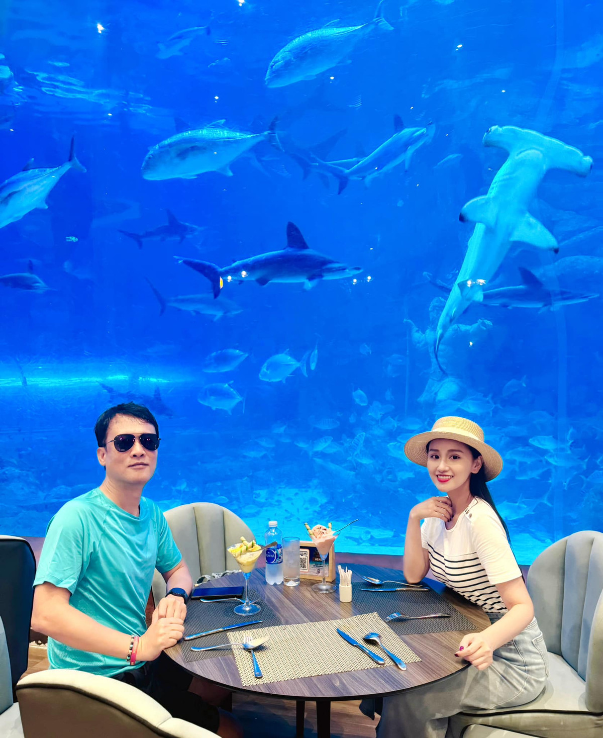 Diễn viên Lã Thanh Huyền hẹn hò ông xã ở nhà hàng đặc biệt dưới thủy cung. Ảnh: FB Lã Thanh Huyền