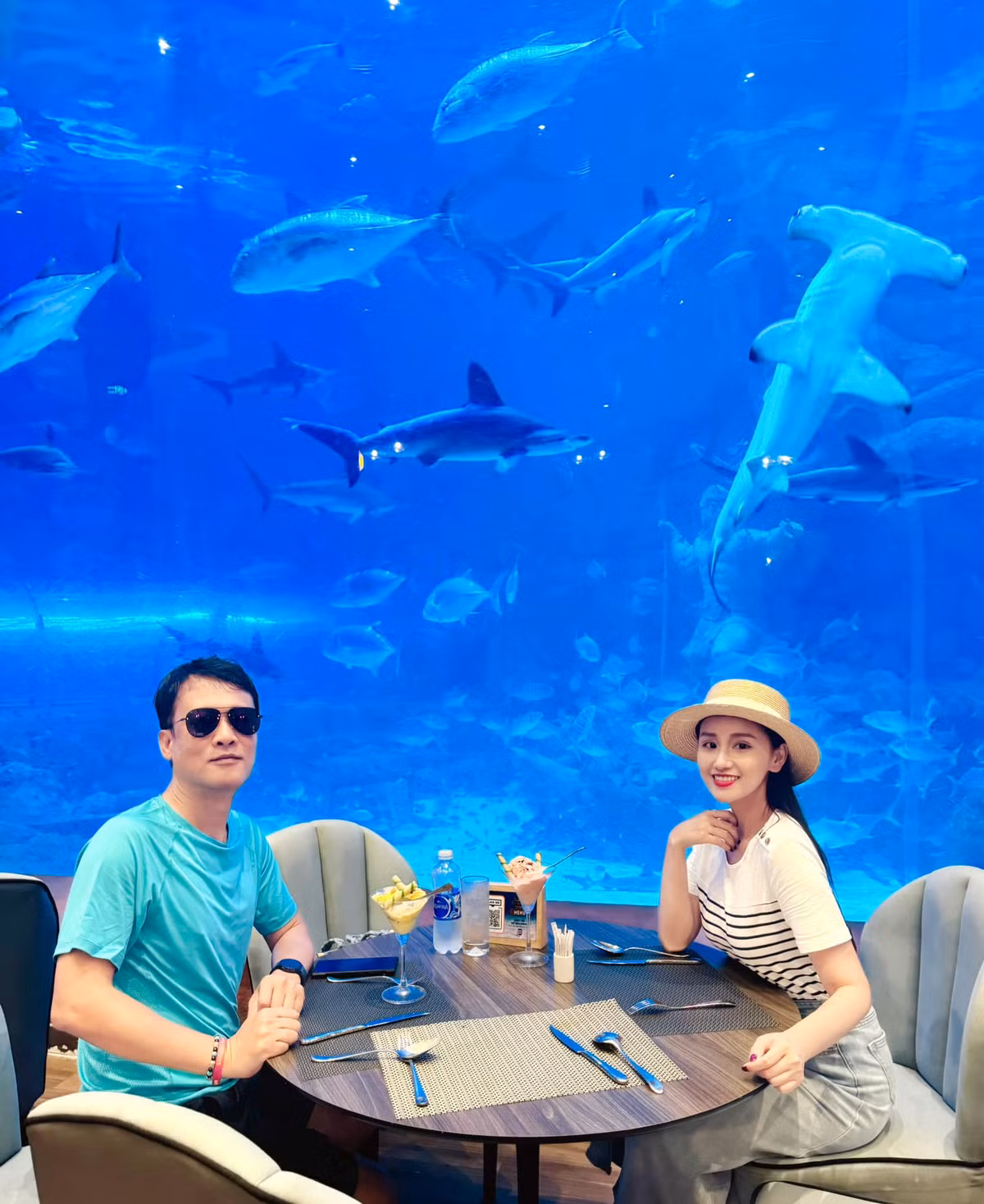 Diễn viên Lã Thanh Huyền hẹn hò ông xã ở nhà hàng đặc biệt dưới thủy cung. Ảnh: FB Lã Thanh Huyền