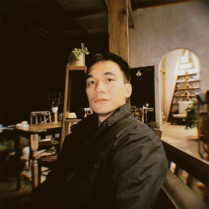 Chia sẻ lý do vì sao quyết định chọn "Người ấy là ai 2022" để công khai mình là người song tính, Nhật Hoàng thẳng thắn chia sẻ: "Nhiều người hay bảo: 'Người song tính thường lăng nhăng, vì thích cả 2 giới!', nhưng theo tôi, người song tính không có gì khác những người trong cộng đồng LGBT và người không trong cộng đồng LGBT cả. Họ cũng sẽ gặp một ai đó, có tình cảm rồi yêu thôi...". (Ảnh: FB Nhật Hoàng)