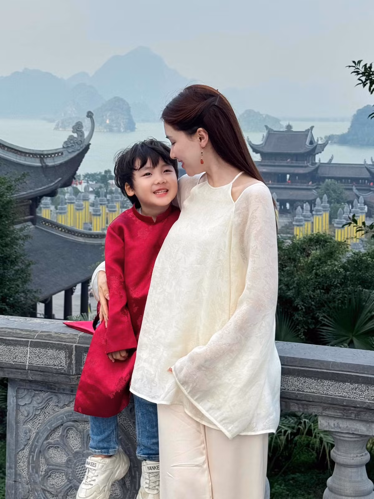 Hòa Minzy chúc mừng sinh nhật 5 tuổi của con trai: “Ngày này 5 năm trước, bé Hòa đã được làm mẹ. Chúc mừng sinh nhật con trai của mẹ - Bo “chúi” tròn 5 tuổi”. Ảnh: FB Hòa Nguyễn