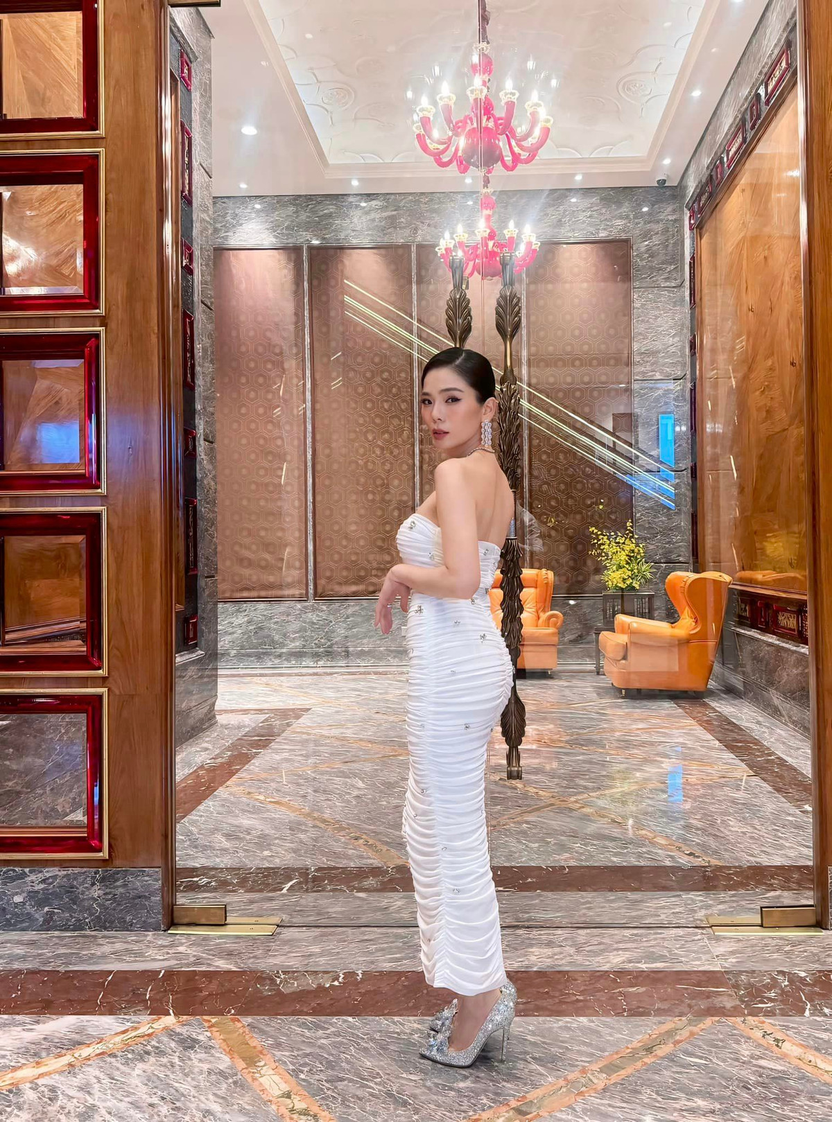 "Hãy luôn hoà vào cuộc đời đầy kiêu hãnh và đẹp đẽ như thế", Lệ Quyên tâm sự. Ảnh: FB Lệ Quyên