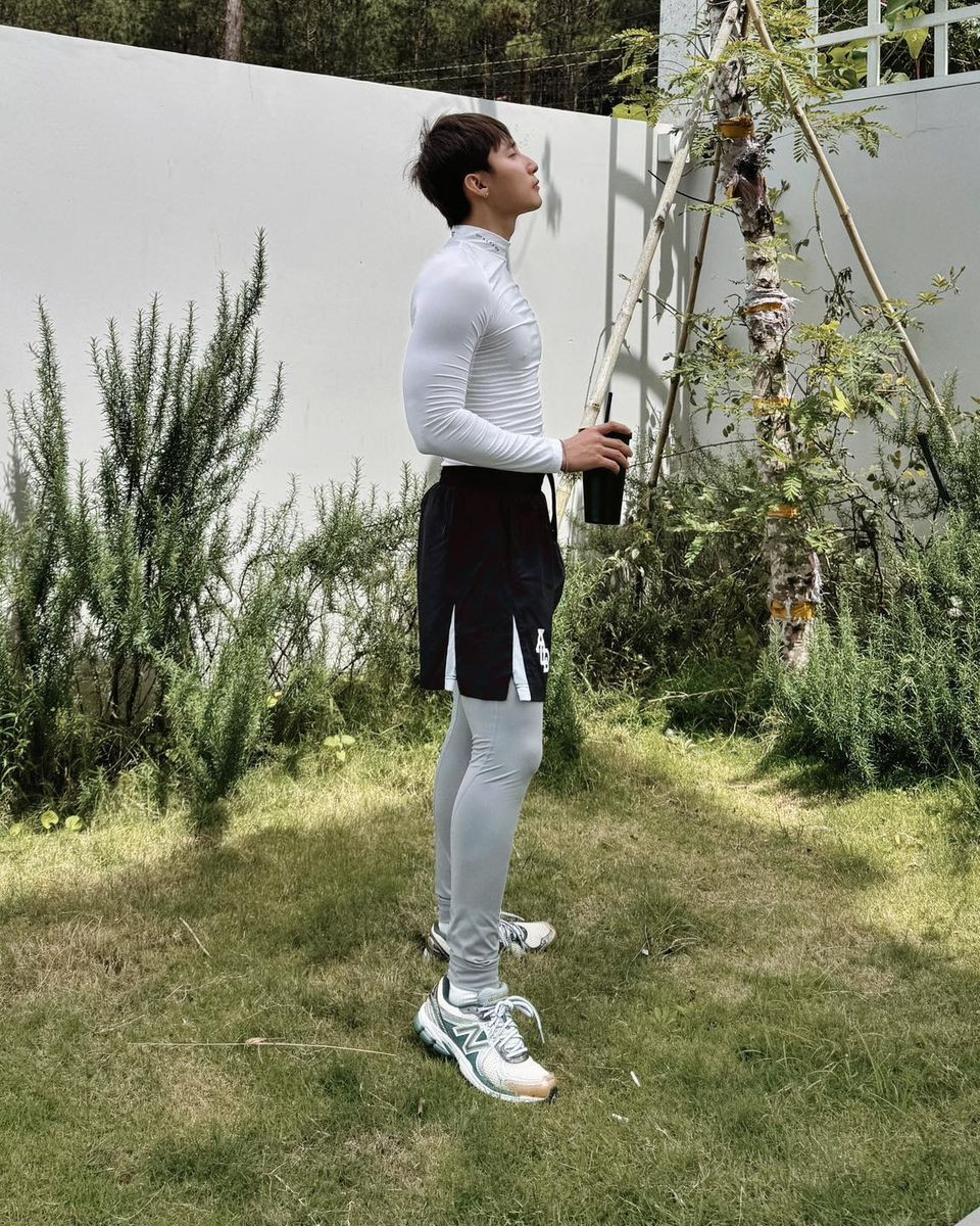 Ca sĩ Sơn Tùng M-TP mặc áo ôm, lộ thân hình săn chắc. Ảnh: FB M-TP