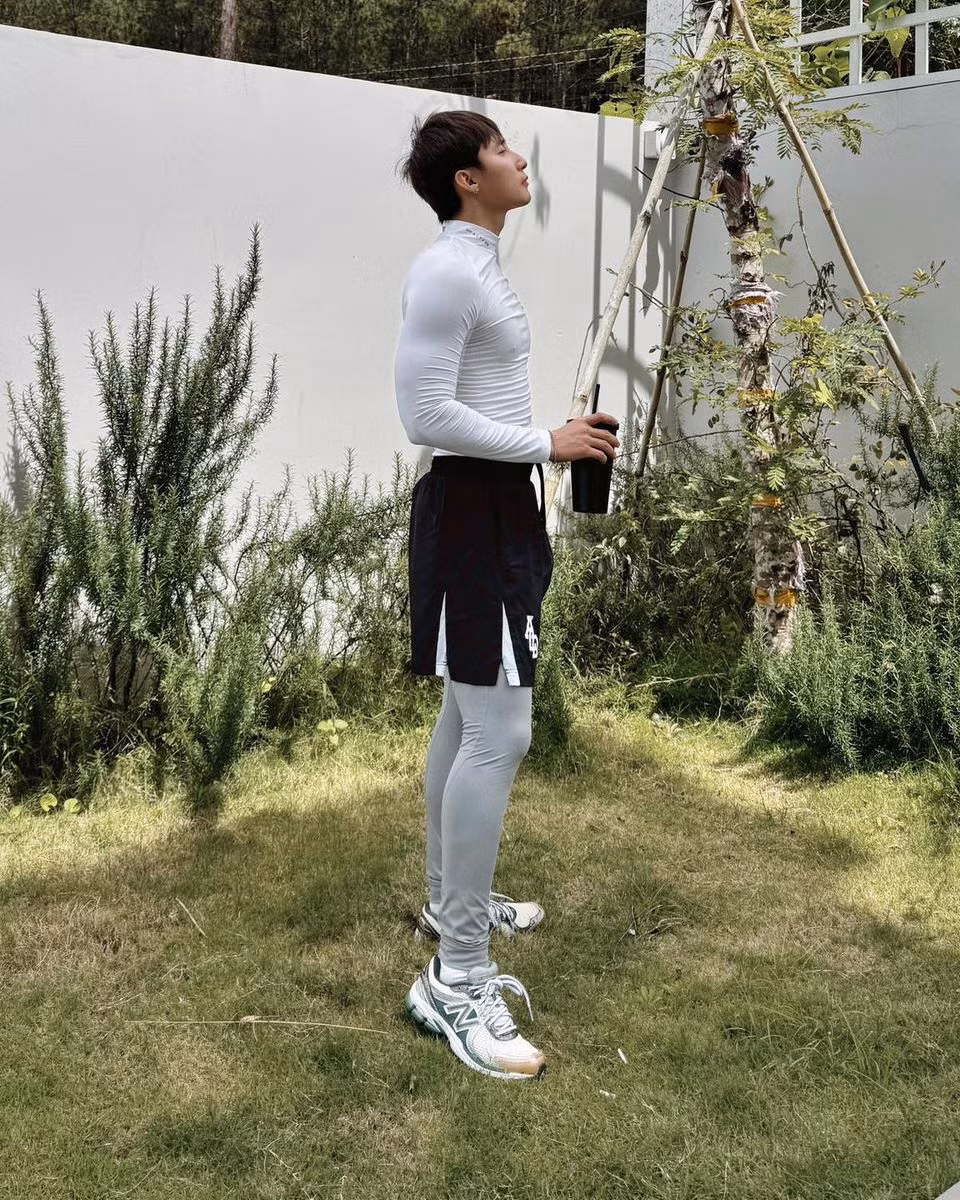 Ca sĩ Sơn Tùng M-TP mặc áo ôm, lộ thân hình săn chắc. Ảnh: FB M-TP