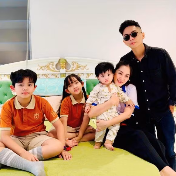 Gia đình Khánh Thi: "Nhà em họp đông đủ và rộn rã trước khi tới trường". Ảnh: FB Khanh Thi Phan Hien