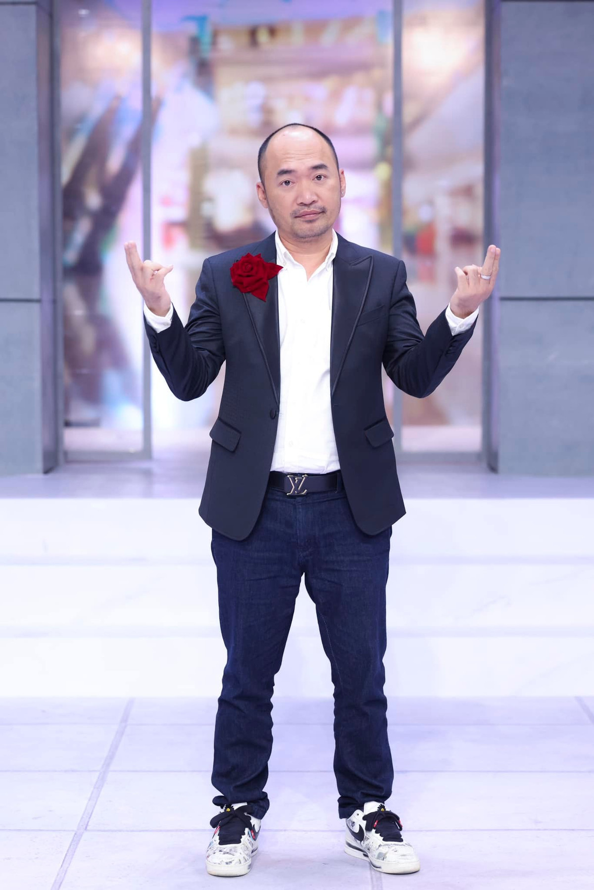 Tiến Luật là diễn viên nổi bật của làng hài miền Nam. Với lối diễn xuất duyên dáng, hài hước, Tiến Luật đã nhanh chóng trở thành một trong những gương mặt sáng giá của sân khấu Thế giới Trẻ. Tiến Luật – Thu Trang cũng là một trong những cặp đôi ăn ý nhất của làng hài Việt. Ảnh: FB Tiến Luật