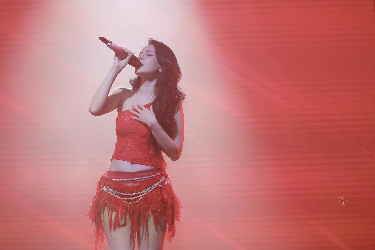 Con số cát-sê của Chi Pu tại Trung Quốc được một trang web không rõ nguồn gốc đưa ra, đồng thời so sánh với cát-sê của nhiều nghệ sĩ nổi tiếng khác như Cung Lâm Na, Thái Thiếu Phân, Lưu Dật Vân (Amber), MARiA…. Tuy nhiên, tính xác thực của thông tin này vẫn còn nhiều nghi vấn. Ảnh: FB Chi Pu