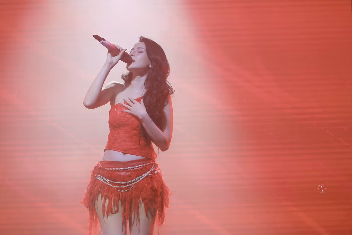 Con số cát-sê của Chi Pu tại Trung Quốc được một trang web không rõ nguồn gốc đưa ra, đồng thời so sánh với cát-sê của nhiều nghệ sĩ nổi tiếng khác như Cung Lâm Na, Thái Thiếu Phân, Lưu Dật Vân (Amber), MARiA…. Tuy nhiên, tính xác thực của thông tin này vẫn còn nhiều nghi vấn. Ảnh: FB Chi Pu