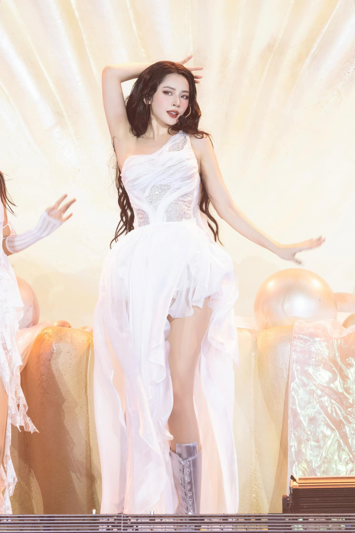 Sau khi trở thành chị đẹp tại xứ Trung, Chi Pu còn góp mặt trong nhiều chương trình giải trí ăn khách hay sự kiện nhạc hội lớn ở nước bạn như: Tmall, Asian Youth Music Festival 2023 (AYMF)... Ảnh: FB Chi Pu