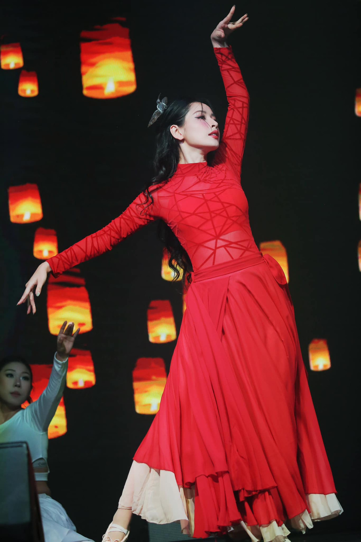 Nhiều khán giả chỉ ra được thông tin về Chi Pu trên web này sai ngày sinh. Ngoài ra, hình ảnh đại diện cũ từ những năm 2010, không phải hiện tại. Thông tin gây chú ý duy nhất là giá một buổi diễn thương mại lên đến 800.000 NDT. Ảnh: FB Chi Pu