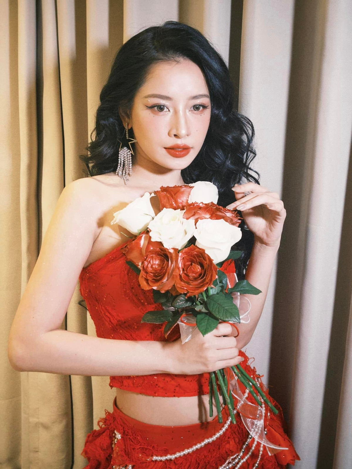 Trước đó, giám đốc truyền thông công ty giải trí tại TPHCM cho biết thời điểm năm 2020, để mời Chi Pu biểu diễn với 3 ca khúc, họ phải bỏ ra khoảng 115-160 triệu đồng. Ảnh: FB Chi Pu