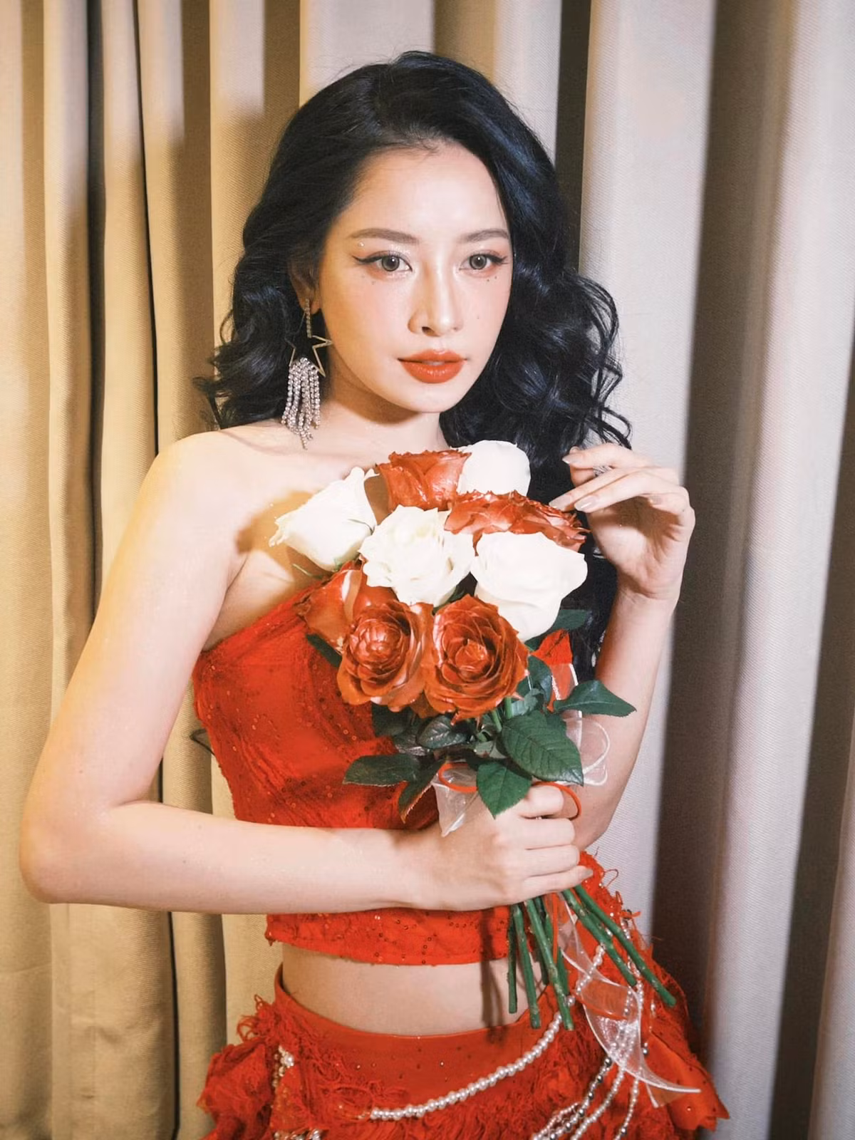 Trước đó, giám đốc truyền thông công ty giải trí tại TPHCM cho biết thời điểm năm 2020, để mời Chi Pu biểu diễn với 3 ca khúc, họ phải bỏ ra khoảng 115-160 triệu đồng. Ảnh: FB Chi Pu