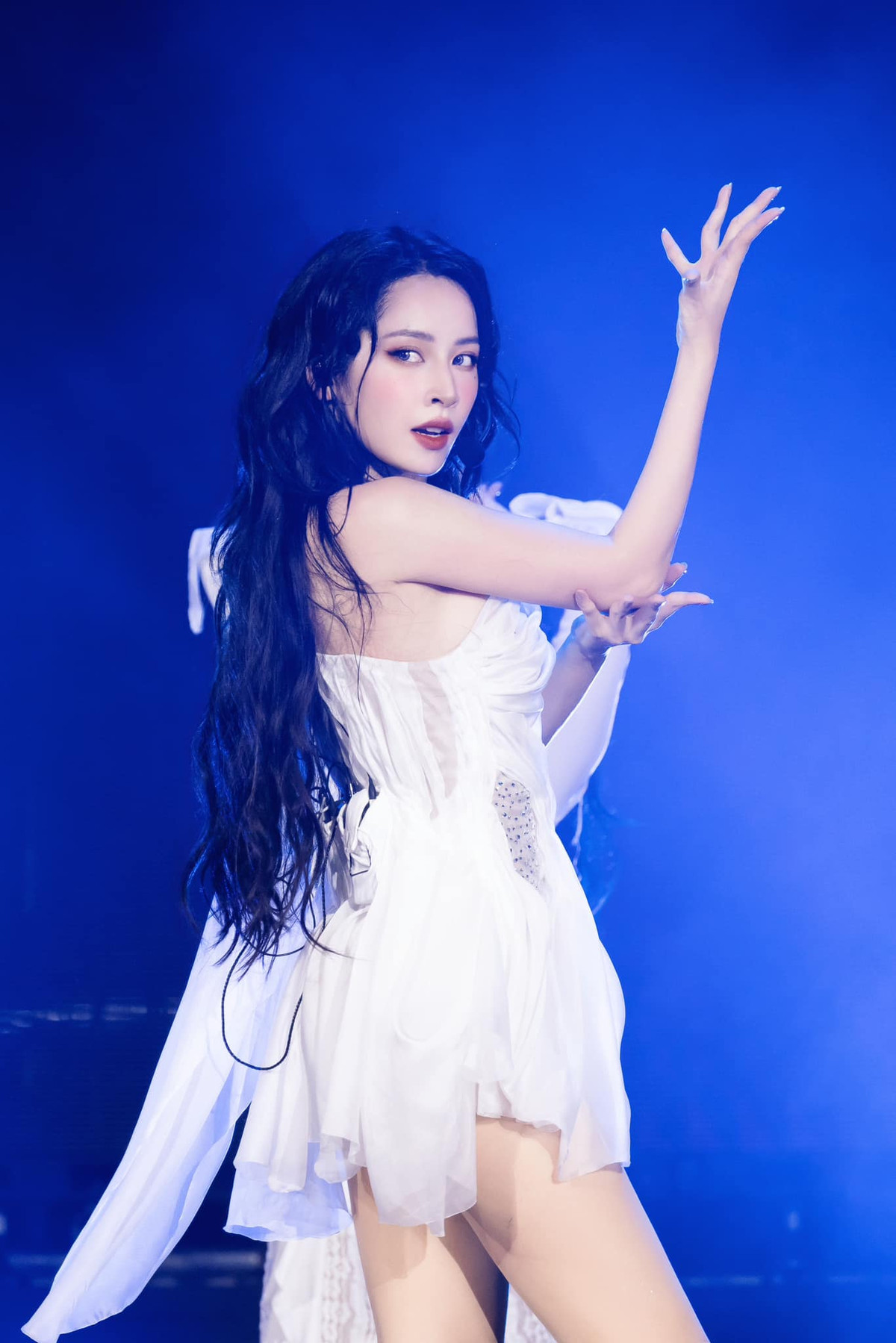 Đặc biệt, Chi Pu ghi dấu ấn mạnh mẽ sau màn song ca với “giáo chủ” Huỳnh Hiểu Minh trong Xuân Vãn - chương trình đón năm mới của đài Hồ Nam. Ảnh: FB Chi Pu