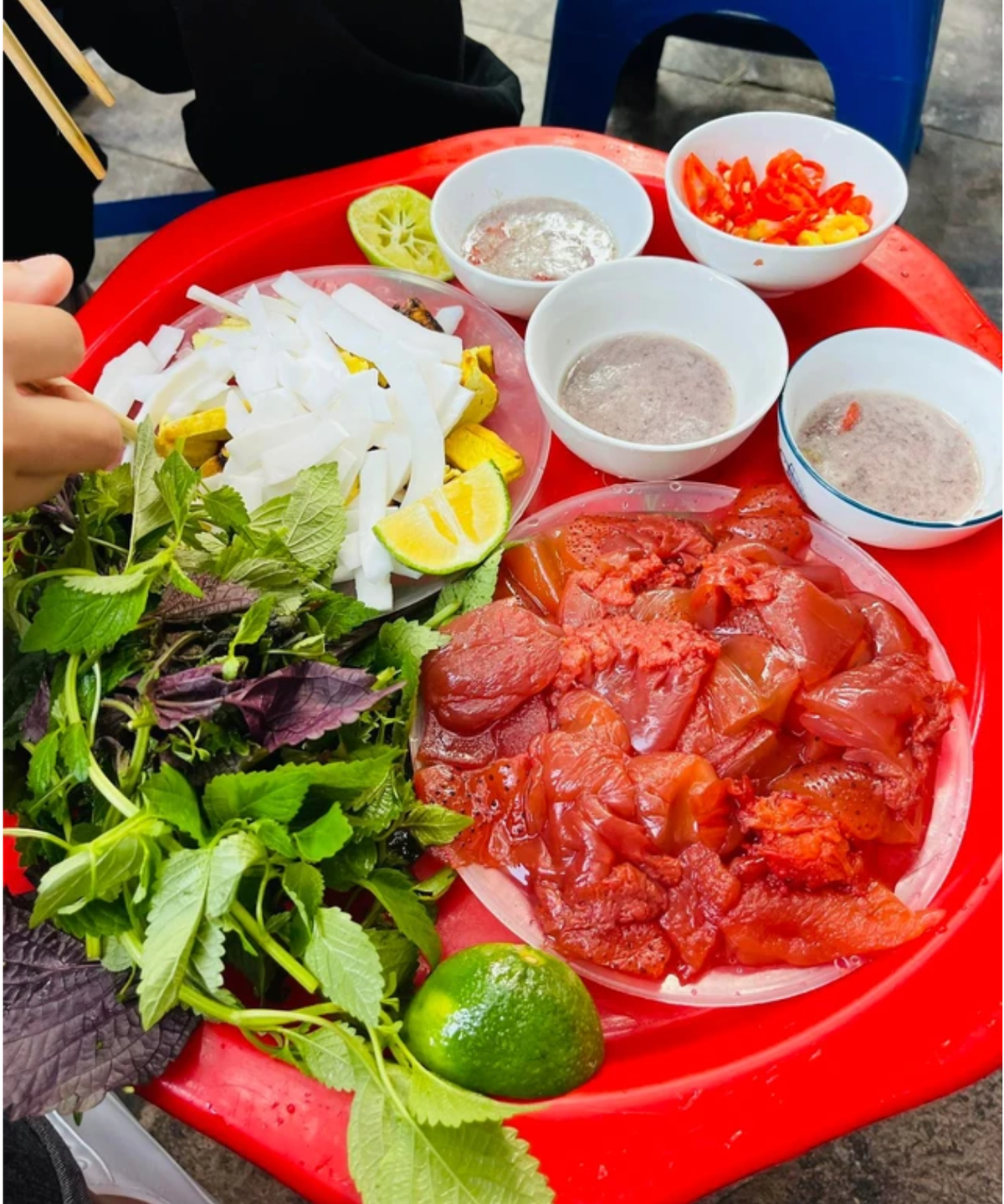 Tháng ba đến tháng sáu dương lịch, dọc các con phố ở Hà Nội, những gánh sứa đỏ lại tấp nập người mua. Được coi là đặc sản của mùa hè, sứa đỏ khi ăn thân thì mềm như thạch, còn chân lại giòn sần sật khiến du khách thích thú.