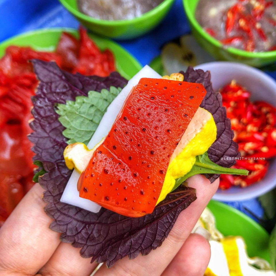 Cũng có nhiều trường hợp xảy ra dị ứng sau khi ăn, thậm chí còn bị ngộ độc. Nguyên nhân gây ra dị ứng hay ngộ độc sứa đỏ do cơ địa hoặc khi sơ chế chưa loại bỏ được hết độc tố trong sứa.