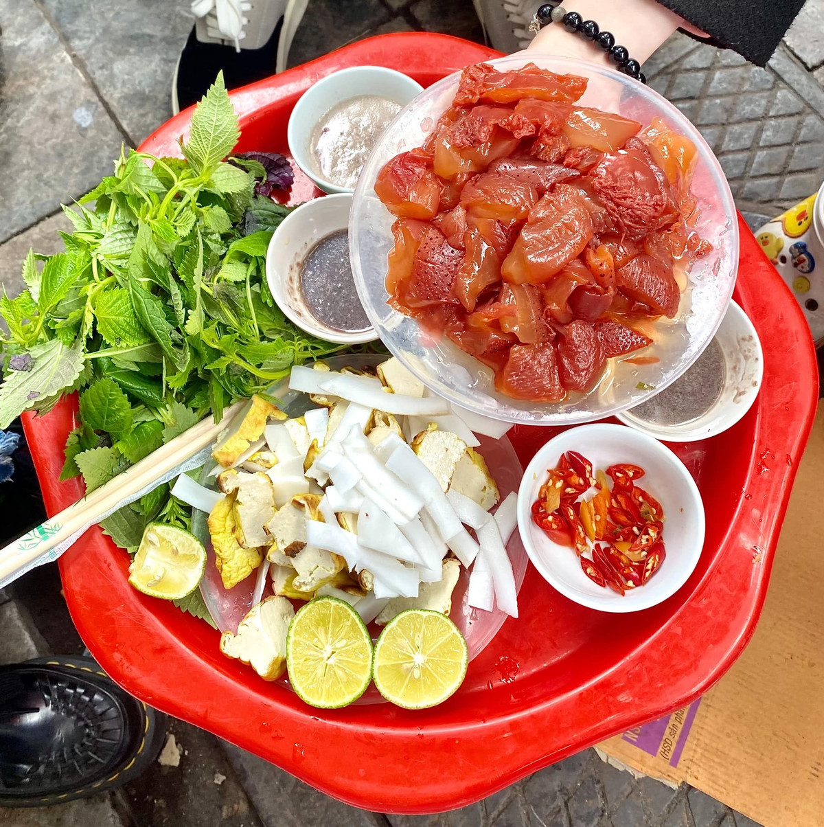 Những người già, người có sức đề kháng kém, suy giảm miễn dịch cũng không nên ăn sứa đỏ.