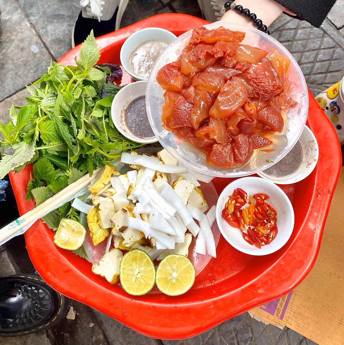 Những người già, người có sức đề kháng kém, suy giảm miễn dịch cũng không nên ăn sứa đỏ.