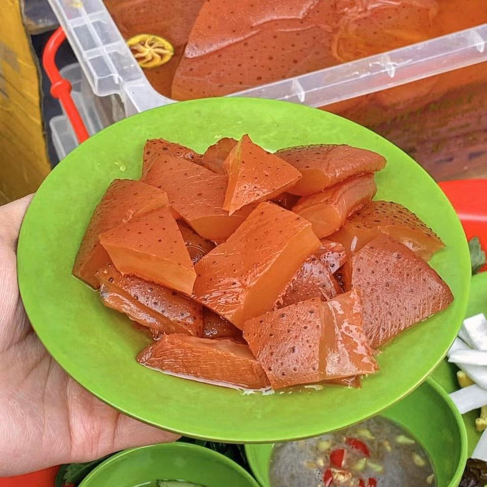 Đối với những người có tiền sử dị ứng hải sản thì không nên ăn sứa.