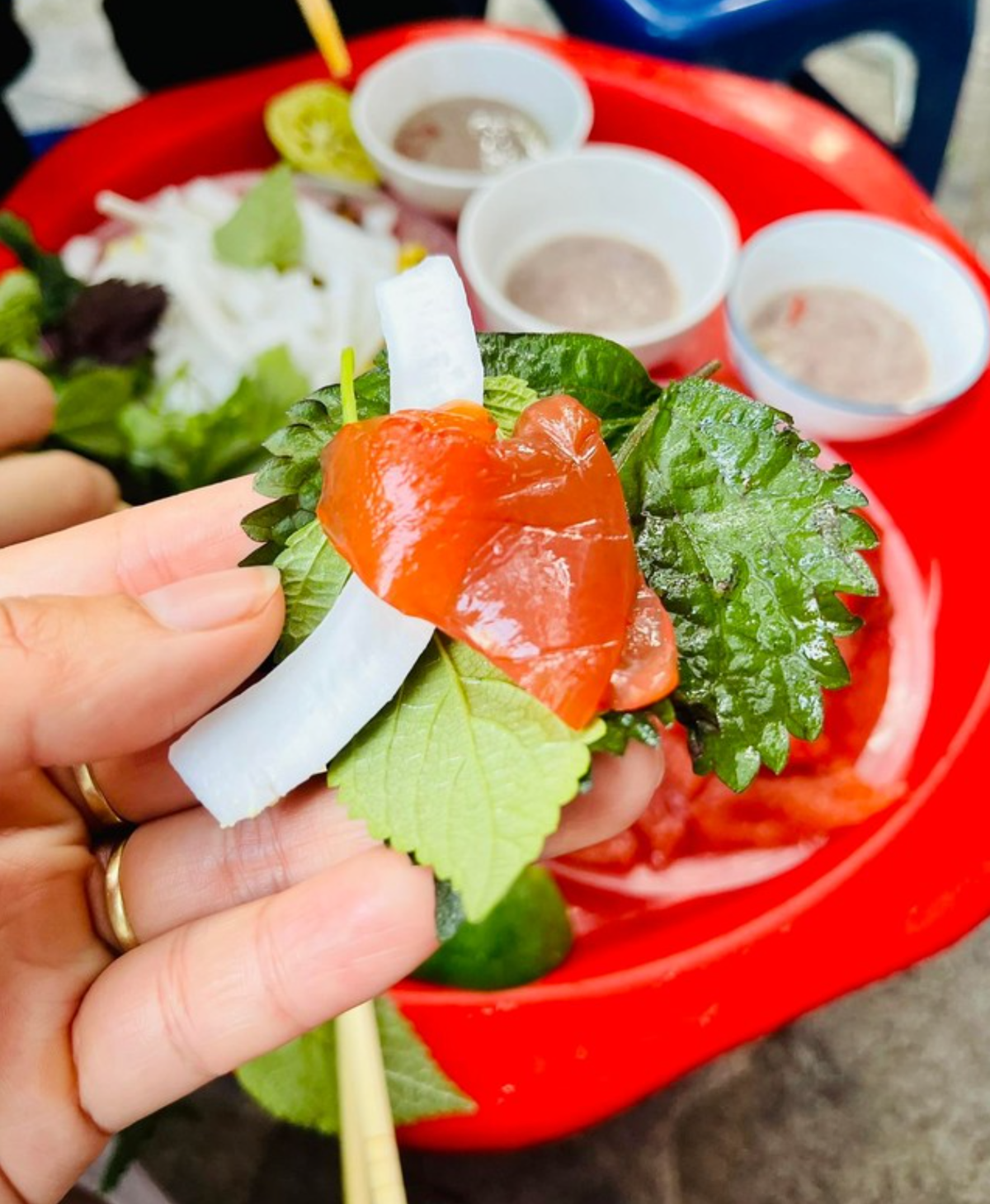 Vốn sứa đỏ không có vị nhưng khi kết hợp cùng lá tía tô, đậu phụ, cùi dừa rồi chấm một chút mắm tôm lại đem lại một hương vị độc lạ khó quên.