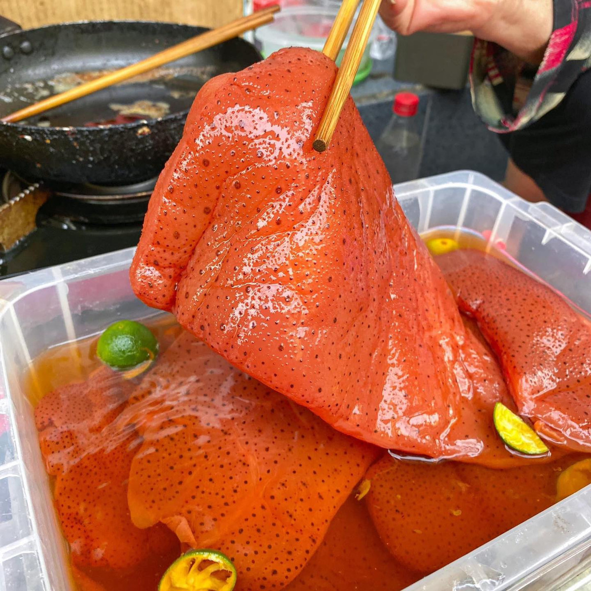 Sứa chứa nhiều vi khuẩn và mầm bệnh, nếu không được sơ chế và chế biến đúng cách khi ăn sẽ ảnh hưởng đến sức khỏe người ăn.