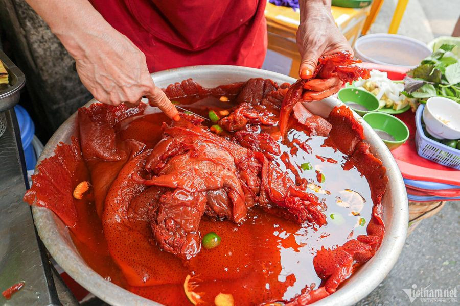 Sứa đỏ có giá trị dinh dưỡng rất cao, thơm ngon, mát bổ mang mùi vị của biển và vị ngọt mát. Sứa đỏ sau khi đánh bắt được không cần chế biến có thể xuất bán ngay.