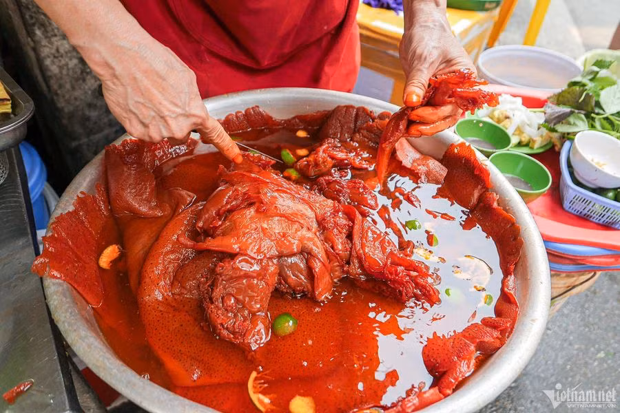 Sứa đỏ có giá trị dinh dưỡng rất cao, thơm ngon, mát bổ mang mùi vị của biển và vị ngọt mát. Sứa đỏ sau khi đánh bắt được không cần chế biến có thể xuất bán ngay.