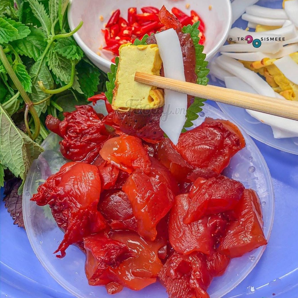 Một số biểu hiện phổ biến khi ngộ độc sứa đỏ như nôn nao khó chịu, đau bụng, buồn nôn, nhức đầu... khi có biểu hiện nặng thì da tím tái, co giật thâm chí hôn mê.