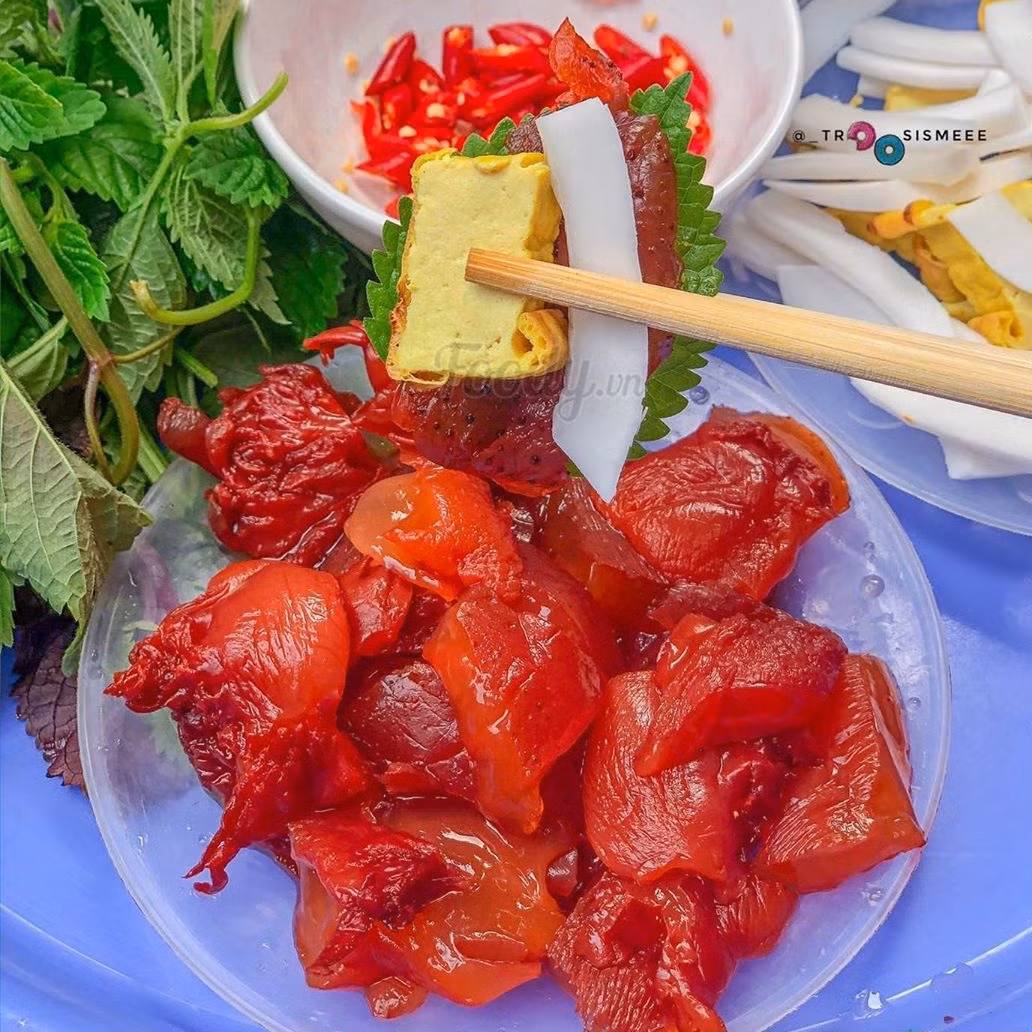 Một số biểu hiện phổ biến khi ngộ độc sứa đỏ như nôn nao khó chịu, đau bụng, buồn nôn, nhức đầu... khi có biểu hiện nặng thì da tím tái, co giật thâm chí hôn mê.