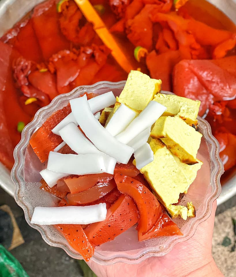 Món sứa đỏ tuy ngon nhưng không phải ai cũng ăn được. Theo đó, trong sứa đỏ chứa độc tố, nếu không biết sơ chế sứa đúng cách khi ăn sẽ ảnh hưởng đến sức khỏe.