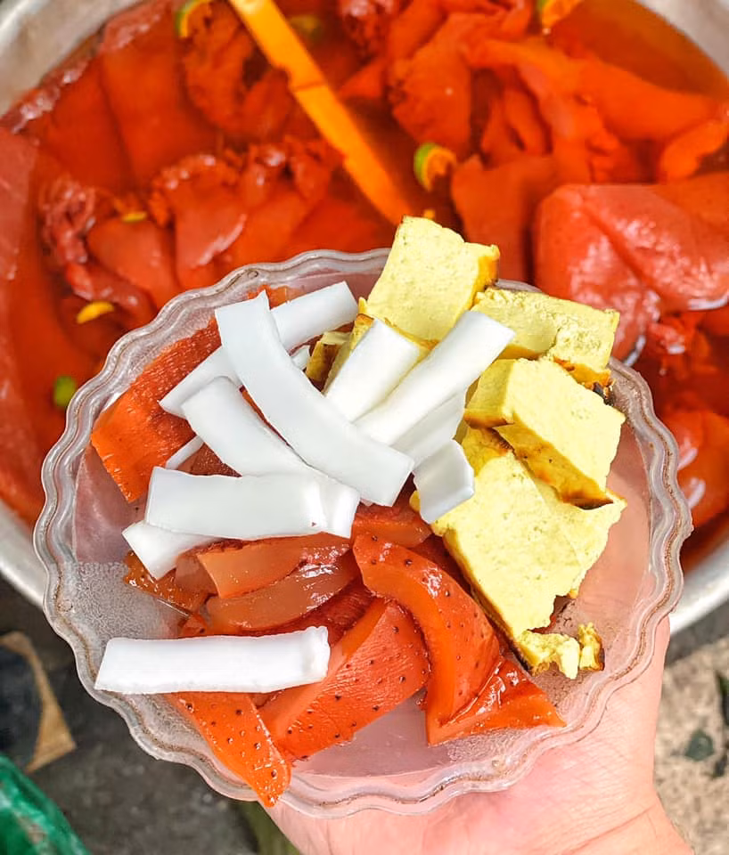 Món sứa đỏ tuy ngon nhưng không phải ai cũng ăn được. Theo đó, trong sứa đỏ chứa độc tố, nếu không biết sơ chế sứa đúng cách khi ăn sẽ ảnh hưởng đến sức khỏe.