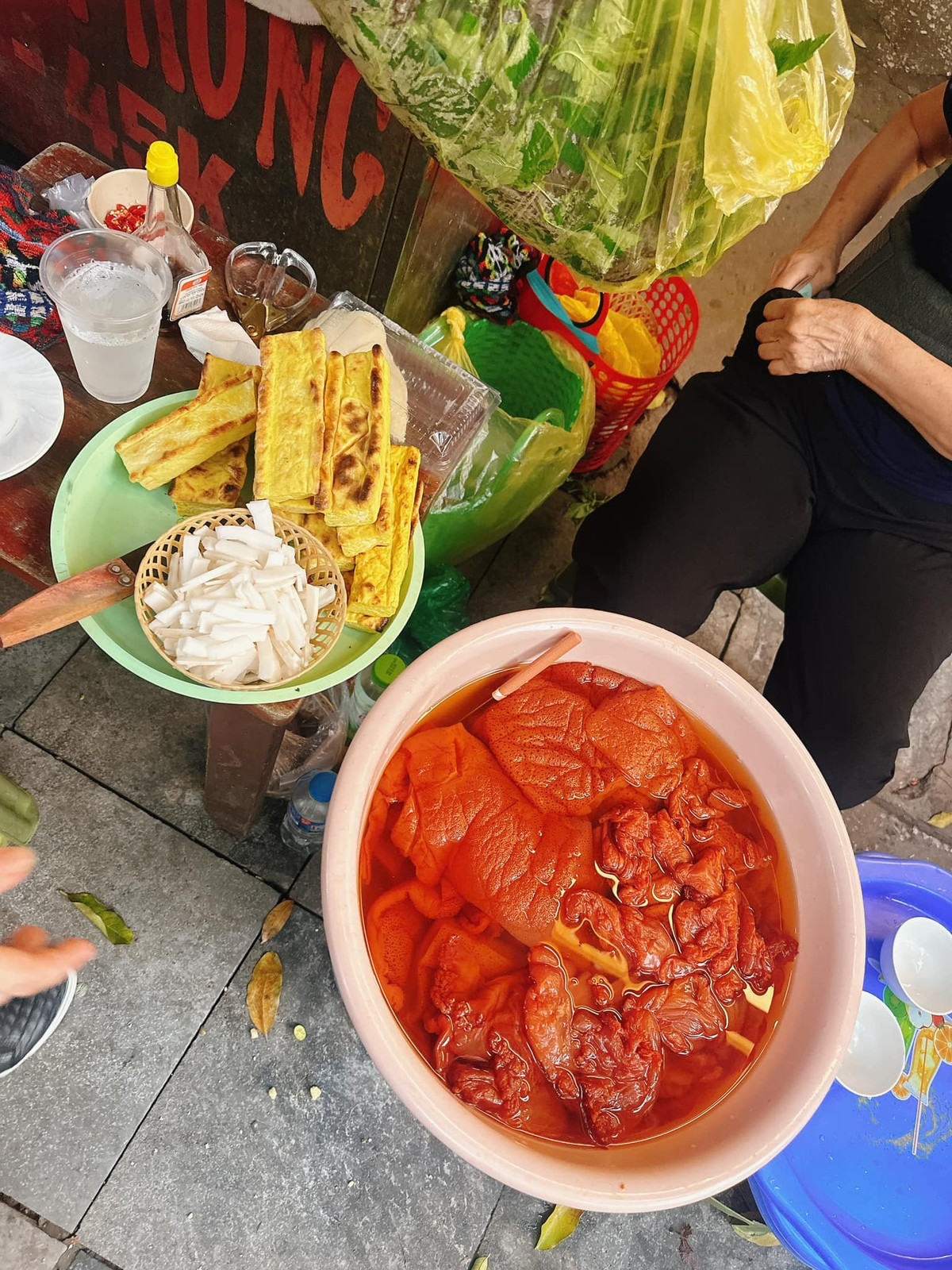 Ngoài ra, trong sứa đỏ chứa protein và collagen, những người bị xơ gan hay viêm gan có thể làm giảm chức năng gan nên hạn chế ăn.